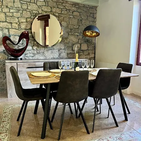 Chez Maurice - Stylish French